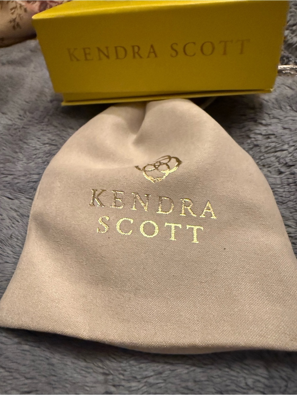 Kendra Scott Neutral Beige Jewelry Pouch with Gold Logo - Picture 2 of 5